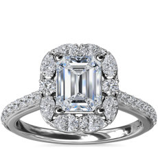 Anillo de compromiso de diamantes con halo en forma de esmeralda The Ritz en oro blanco de 14 k (1/2 qt. total)